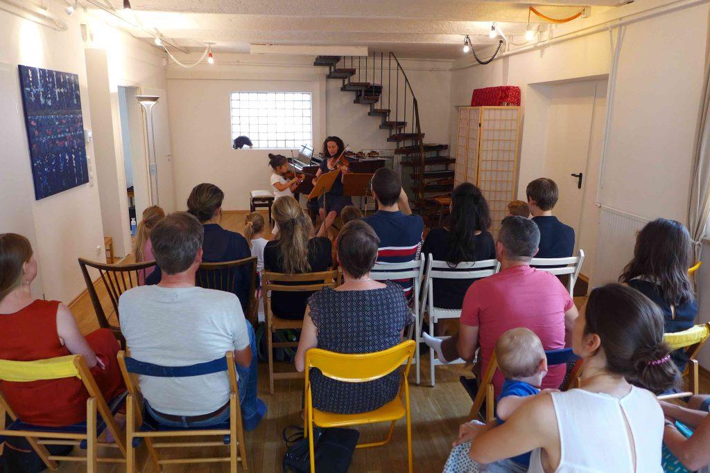 Kind spielt Geige vor Publikum