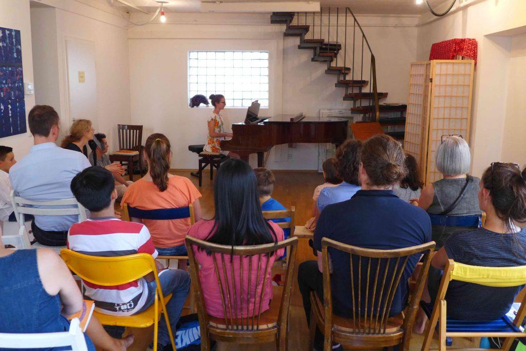 Mädchen spielt Klavier im Konzert der Musikschule